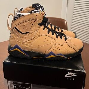 Air Jordan 7
New- original box
US8